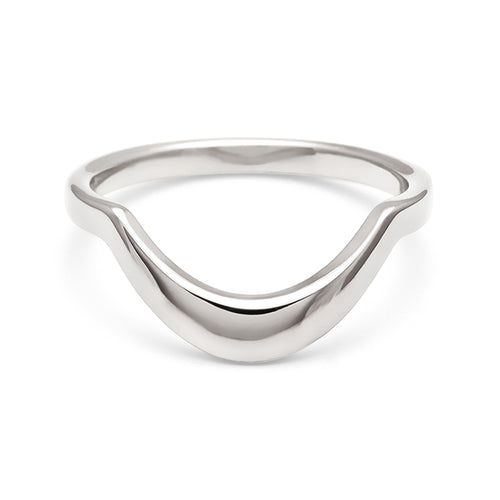 A solid gold tapered band set in white gold., White Gold