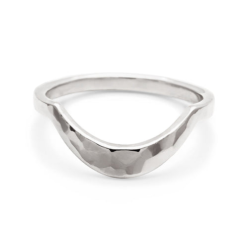 A solid gold tapered band with a hammered finish set in white gold., White Gold