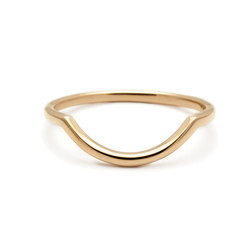 A curved solid gold band set in yellow gold., Yellow Gold