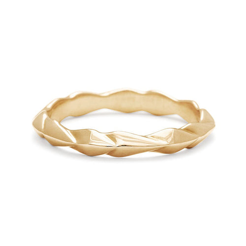 A straight band with leaf like definition set in yellow gold., Yellow Gold