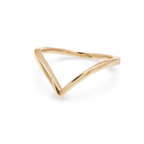 Angled view of a chrysalis solid gold band set in yellow gold.
