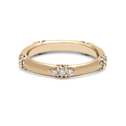A straight band with 5 clusters white diamond band set in yellow gold., Yellow Gold