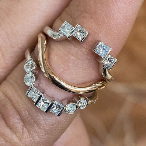 White princess cut diamonds and round diamonds set in a white gold band. 