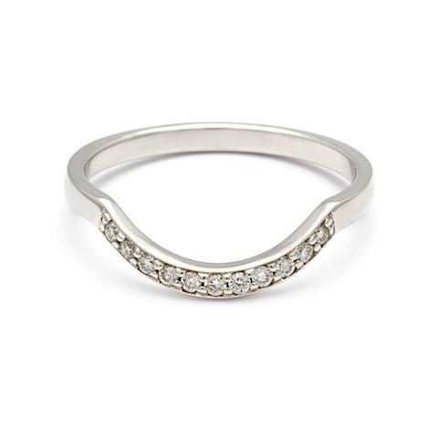 A diamond dusted curve band with white diamonds set in platinum.