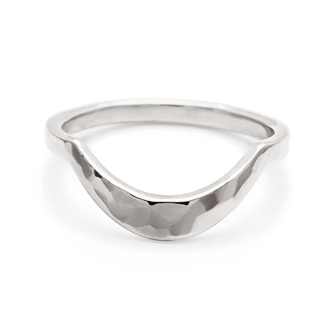 A solid gold tapered band with a hammered finish set in white gold., White Gold 10