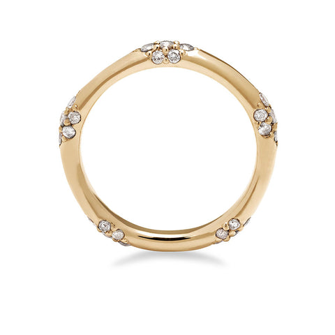 Side view of a straight band with 5 clusters white diamond band set in yellow gold. 3