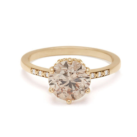 A solitaire ring with a round 2.00ct champagne diamond with white diamond pave on either side set in yellow gold., Yellow Gold 16
