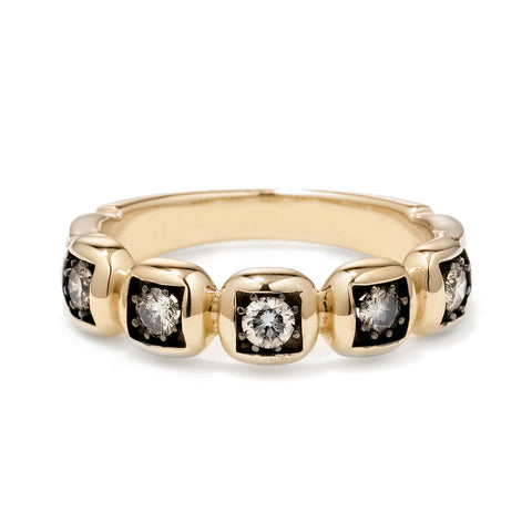 A band with round champagne diamonds set in black rhodium and in yellow gold.